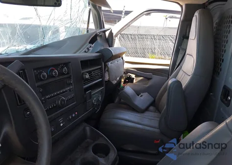 2019 Chevrolet Express 2500 Work Van z USA, uszkodzony, nr VIN 1GCWGAFPXK1365332